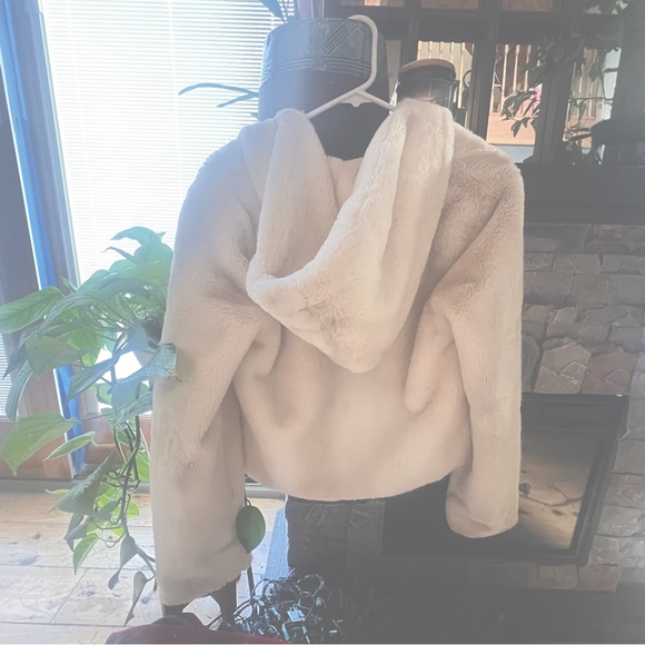 White fluffy jacket! - Picture 6 of 6